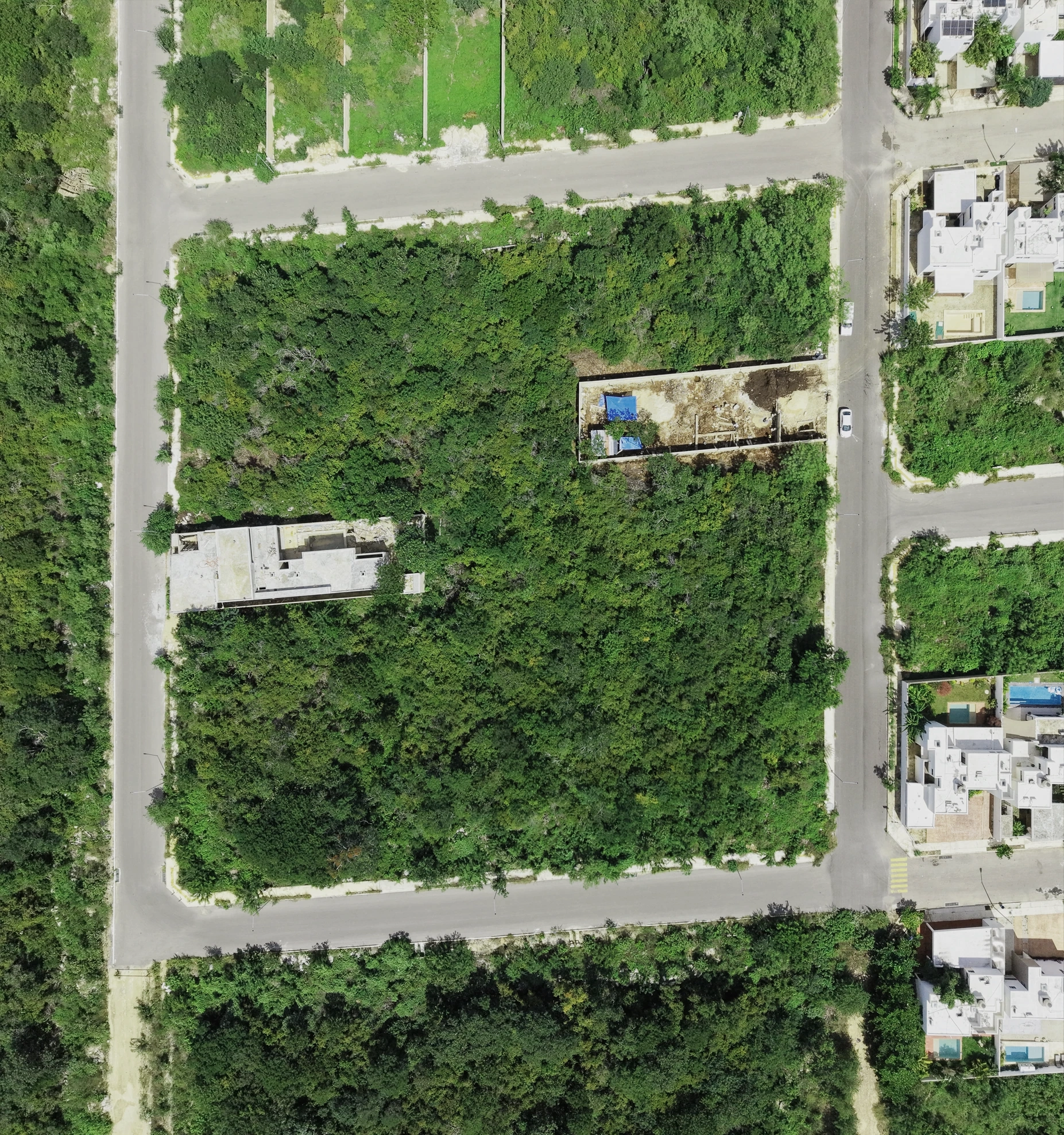 Vista aérea de lotes y vialidades en Real Montejo