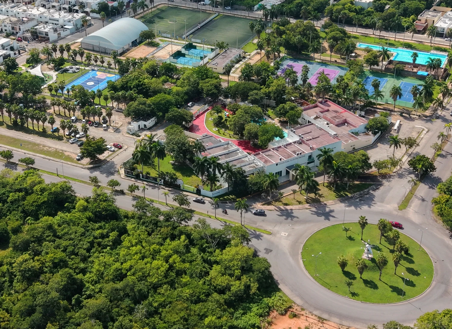 Canchas, alberca y espacios deportivos en Real Montejo