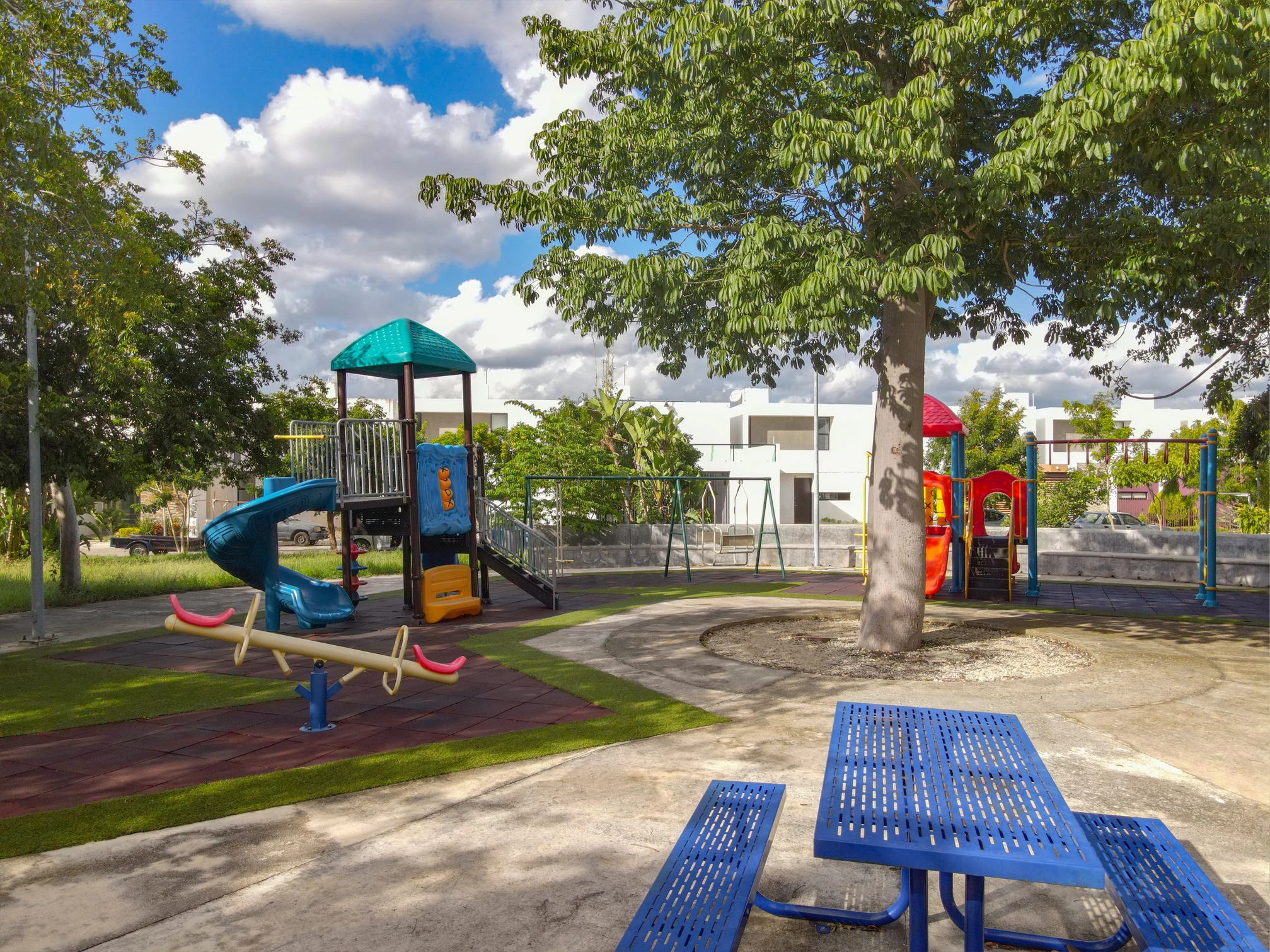 Parque con juegos infantiles y áreas verdes en Real Montejo