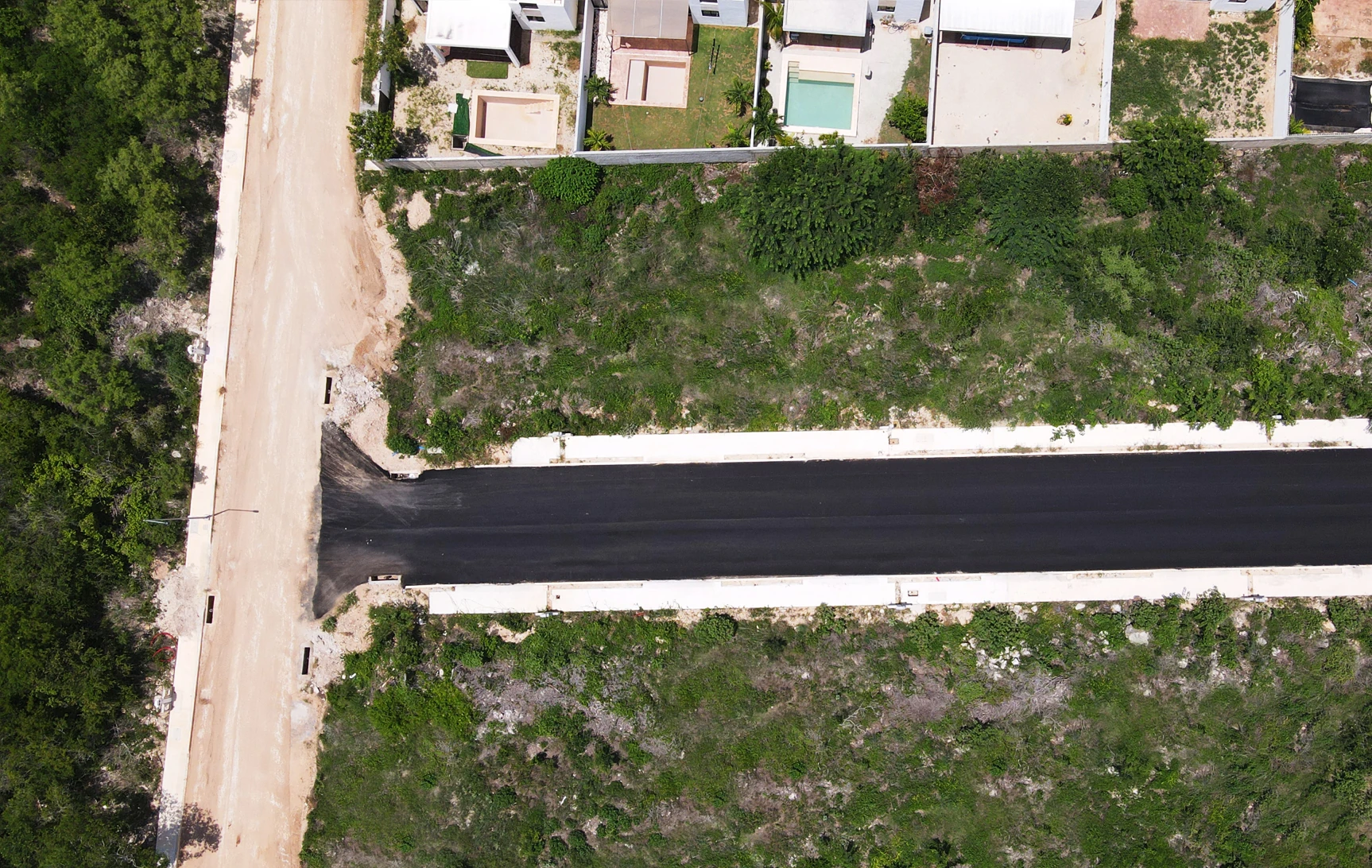 Vista aérea de pavimentación y banquetas