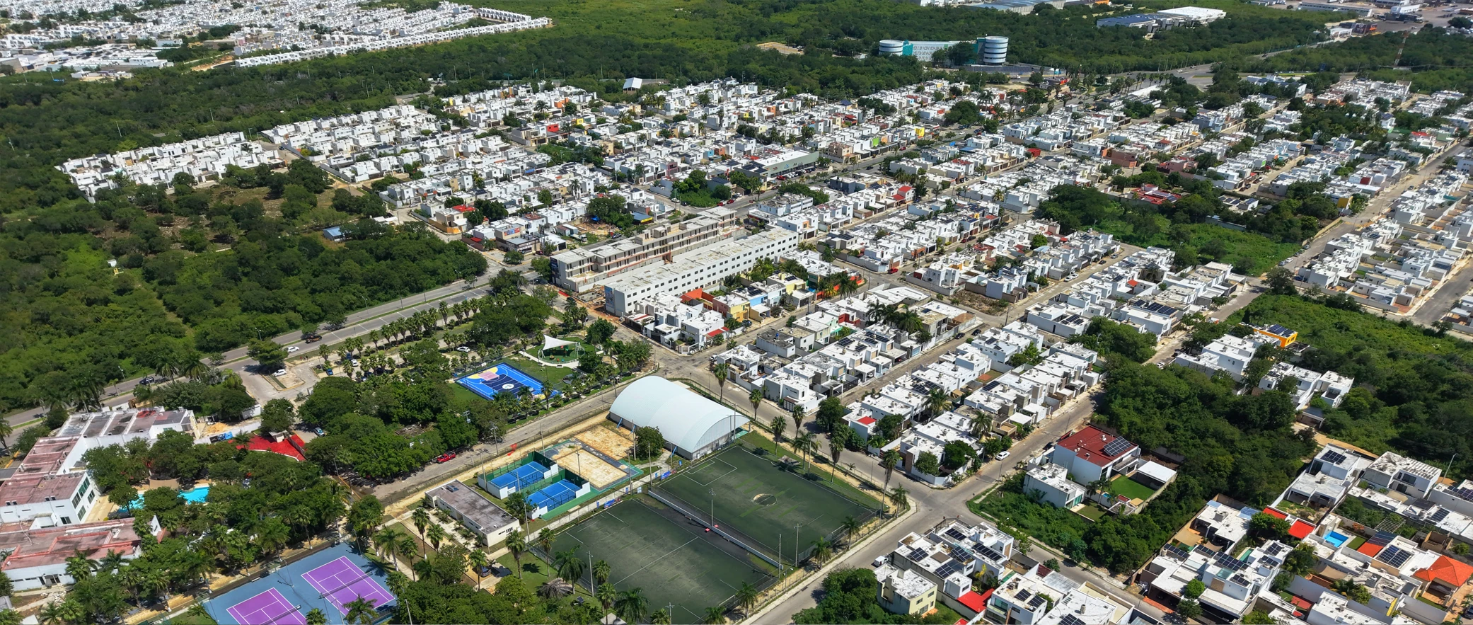 Vista panorámica de viviendas y espacios deportivos en Real Montejo